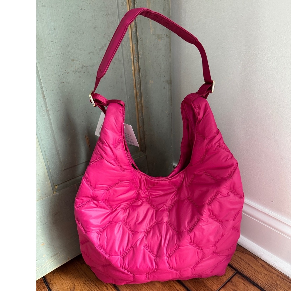 NWT Lululemon Quilty Pleasures Shoulder Bag 14L Berry Rumble Gold Quilted Hobo - Picture 3 of 8